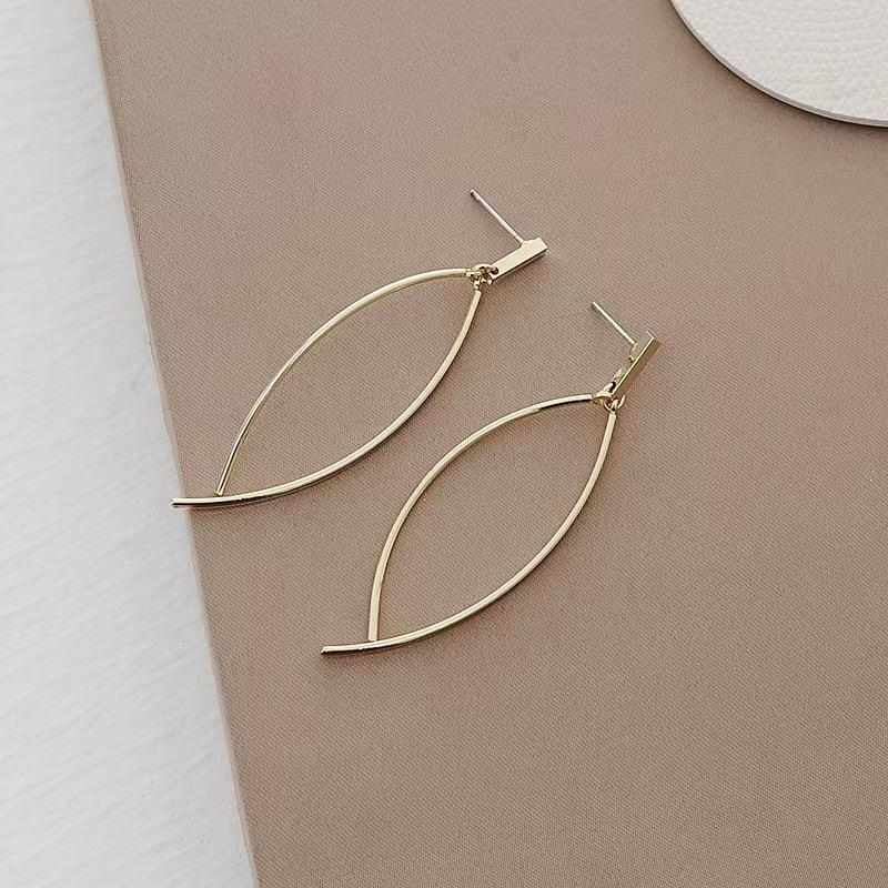 ロングピアス クロスライン 金属アレルギー対応 ゴールド シルバー 揺れる 【SECRET GLOW.】