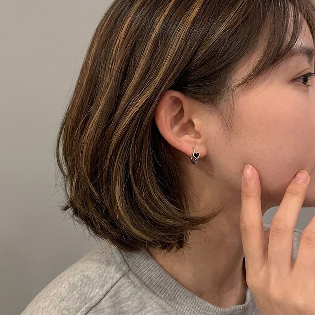 ブラックハート フープピアス アレルギー対応 シルバー925 ツイストフープピアス【SECRET GLOW.】