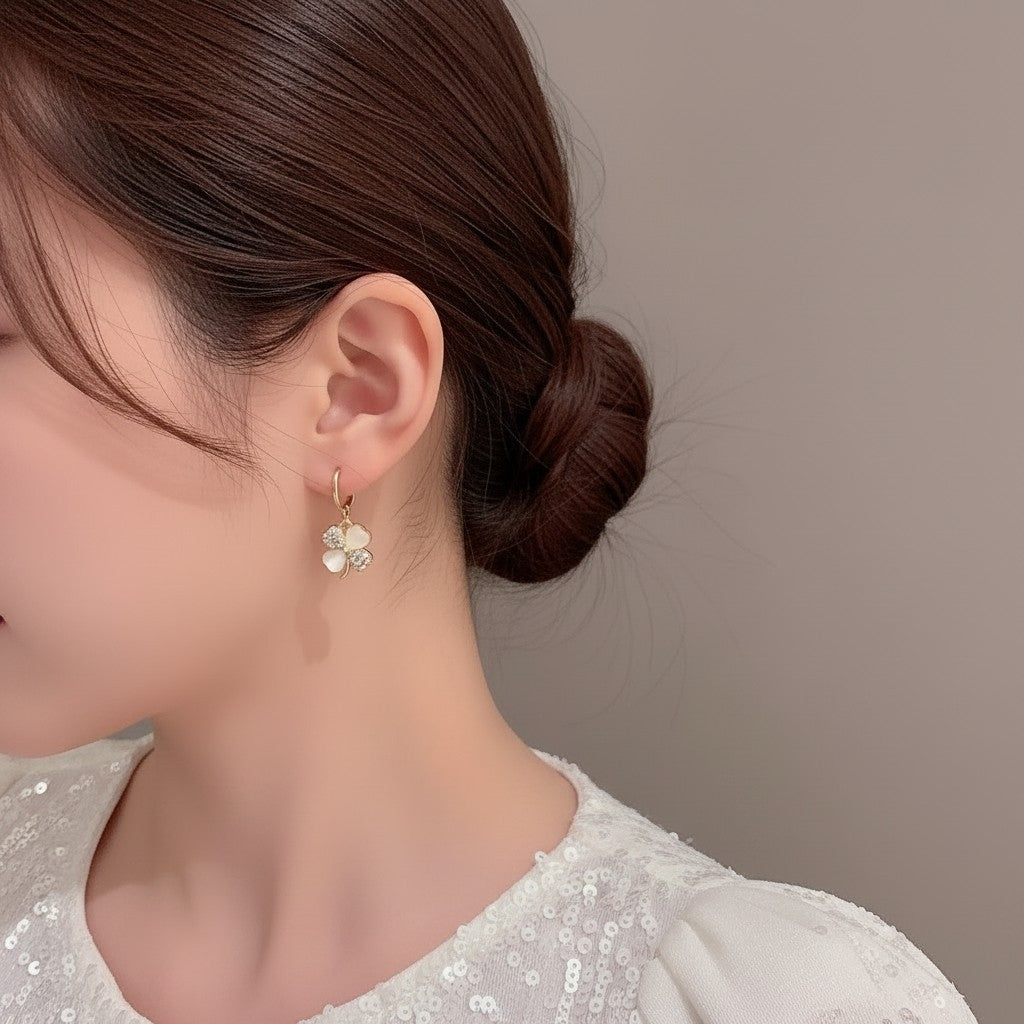クローバー ピアス 金属アレルギー対応 フープ 揺れる ピアス レディース 大人【SECRET GLOW.】