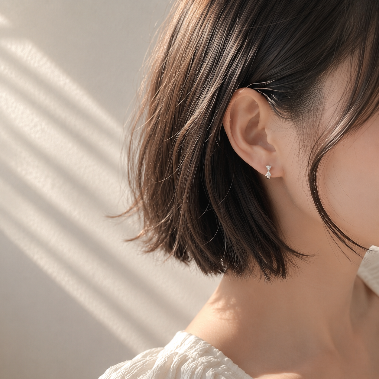 リボンピアス 小ぶり 金属アレルギー対応 ミニリボン シルバー925 軟骨 ヘリックス 大人 可愛い【SECRET GLOW.】
